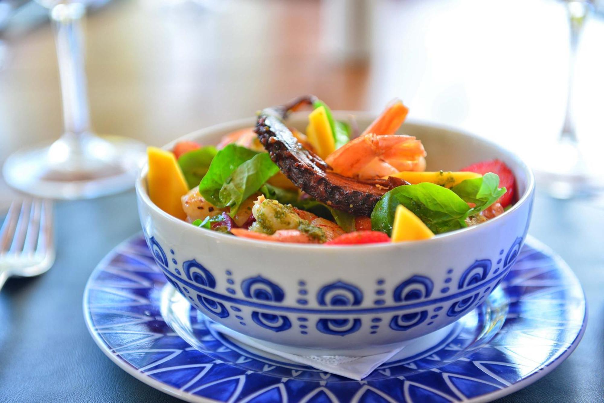 Hotel Deville Prime Salvador Kültér fotó A salad with mango