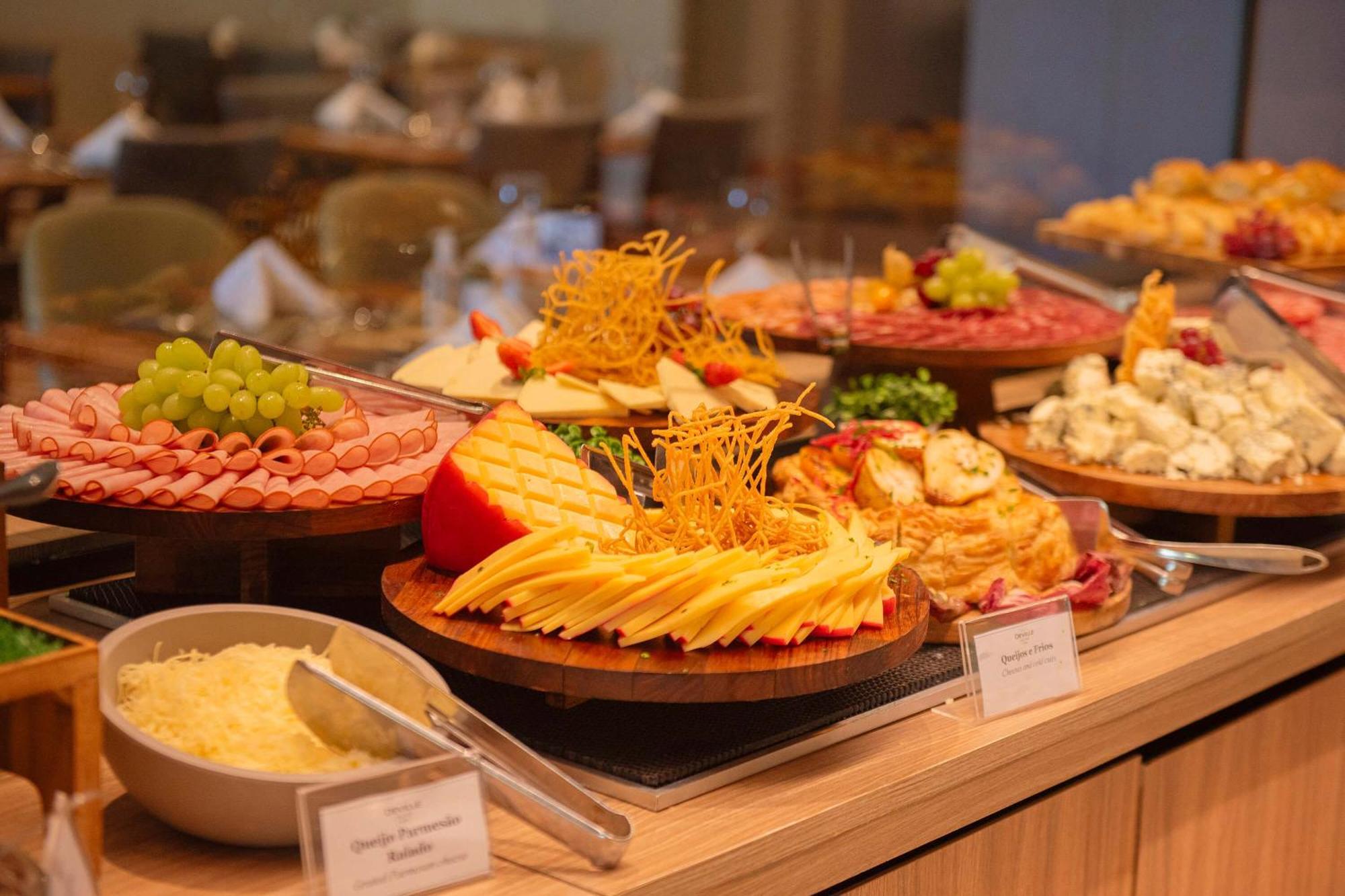 Hotel Deville Prime Salvador Kültér fotó A cheese platter
