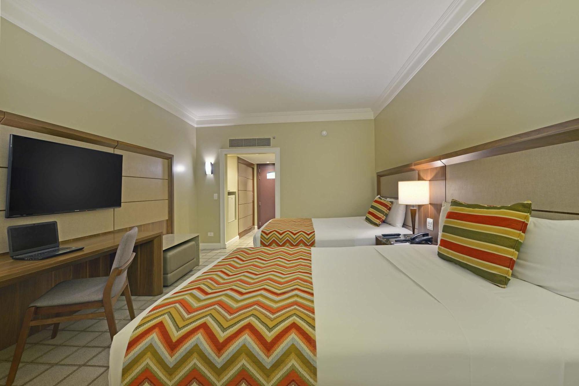 Hotel Deville Prime Salvador Kültér fotó A room at the Hilton Garden Inn