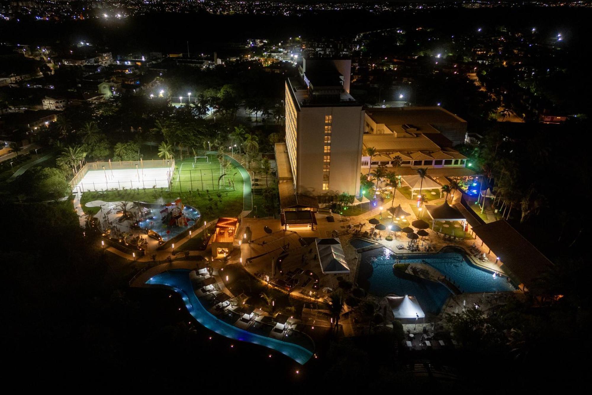 Hotel Deville Prime Salvador Kültér fotó Aerial view of the hotel at night
