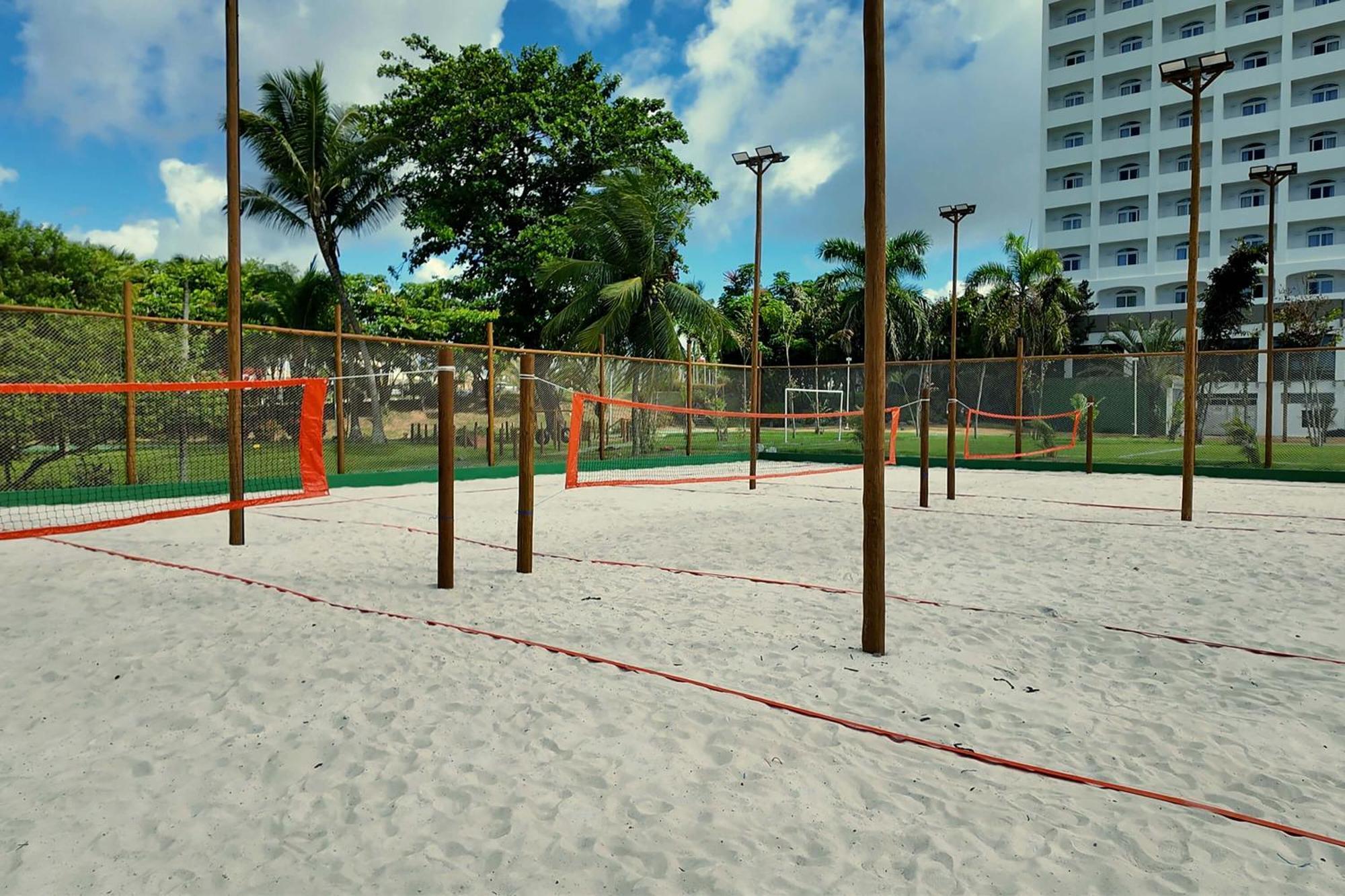 Hotel Deville Prime Salvador Kültér fotó A beach tennis court